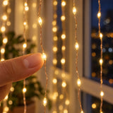 Detalhe do fio fino de cobre com micro LEDs da cortina de luz