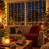 Sala com a cortina de luz LED na janela e árvore de Natal
